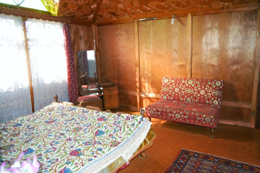 Шринагар: Houseboat Young Manhattan