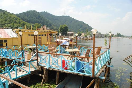 Шринагар: New Chez Henry Houseboat