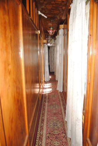 Шринагар: New Chez Henry Houseboat