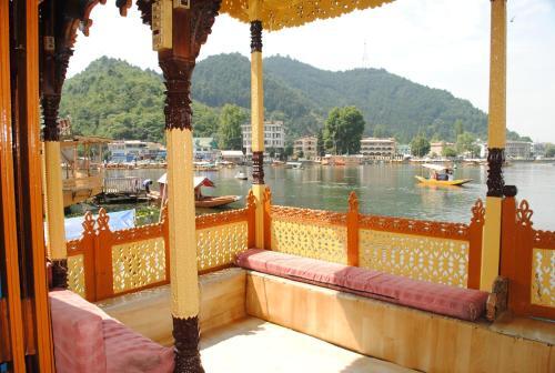 Шринагар: New Chez Henry Houseboat