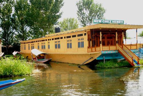 New Chez Henry Houseboat — фото 1