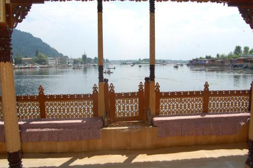 Шринагар: New Chez Henry Houseboat