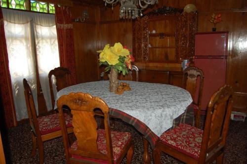New Chez Henry Houseboat — фото 4