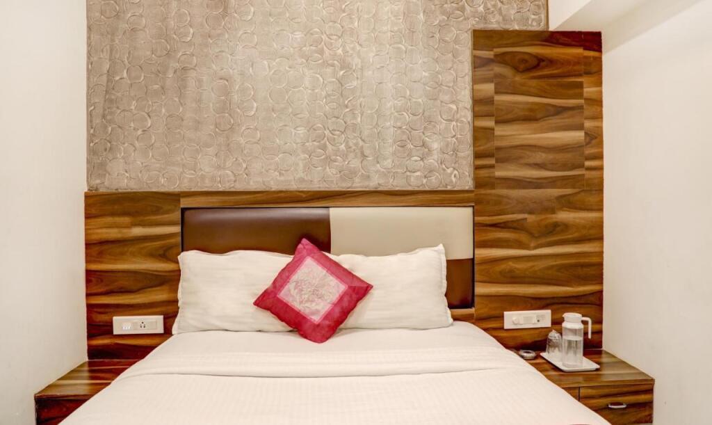 Мумбаи: Hotel Plaza Executive - near BKC