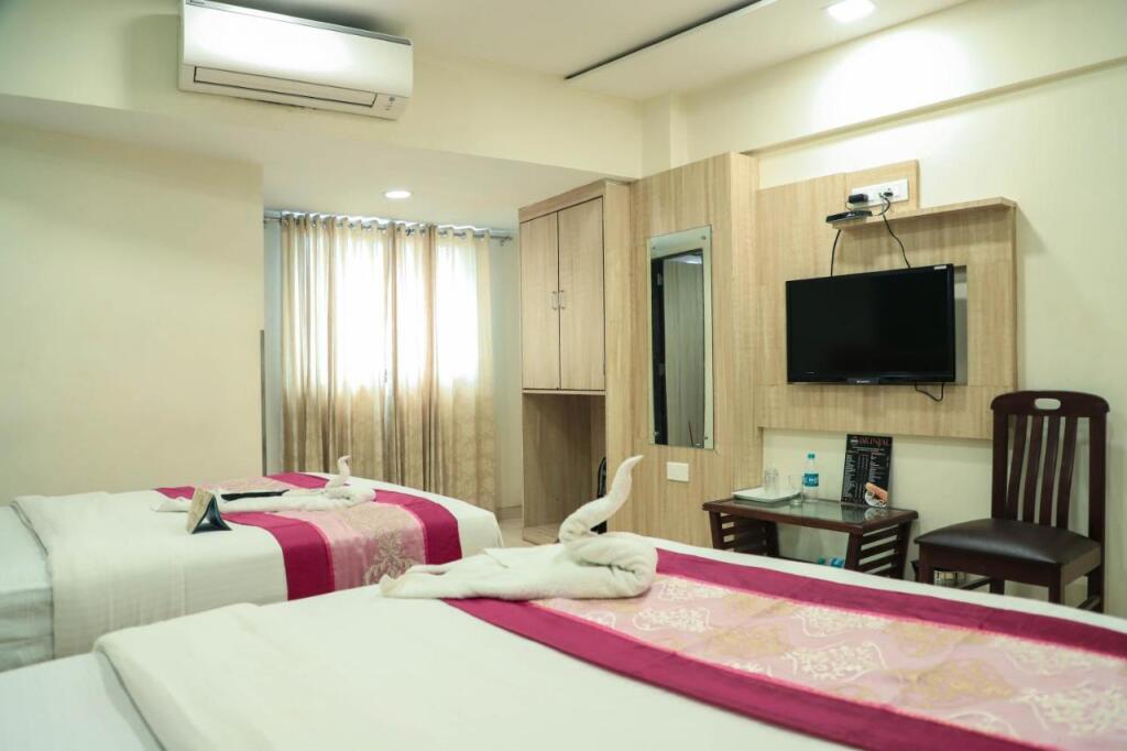 Мумбаи: Hotel Plaza Executive - near BKC