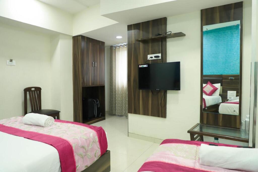 Мумбаи: Hotel Plaza Executive - near BKC