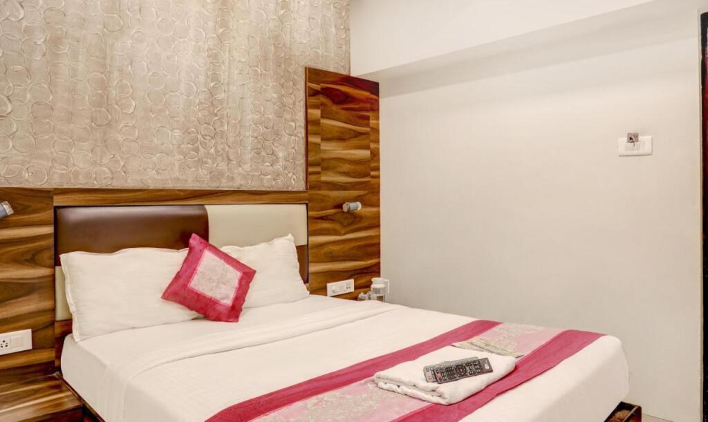 Мумбаи: Hotel Plaza Executive - near BKC