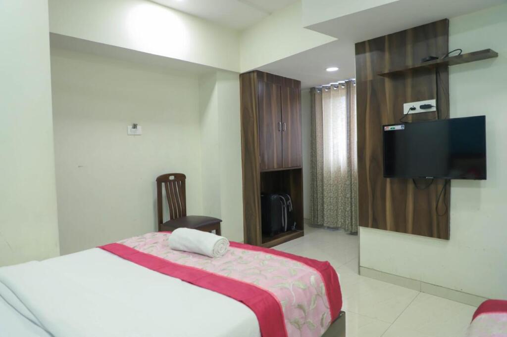 Мумбаи: Hotel Plaza Executive - near BKC