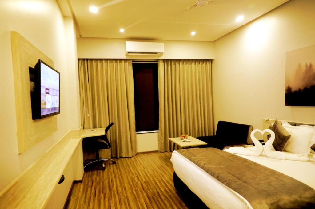 Нашик: Kyriad Hotel Nashik by OTHPL
