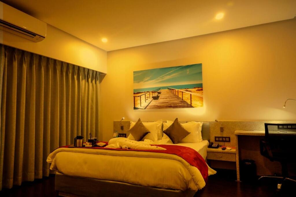 Нашик: Kyriad Hotel Nashik by OTHPL