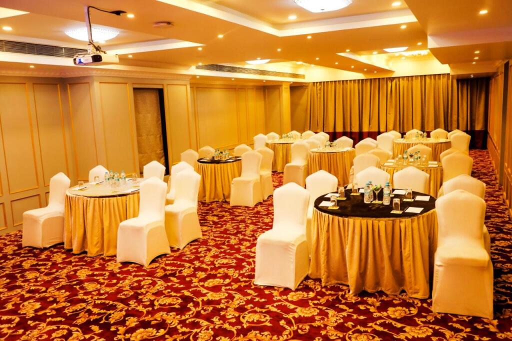 Нашик: Kyriad Hotel Nashik by OTHPL