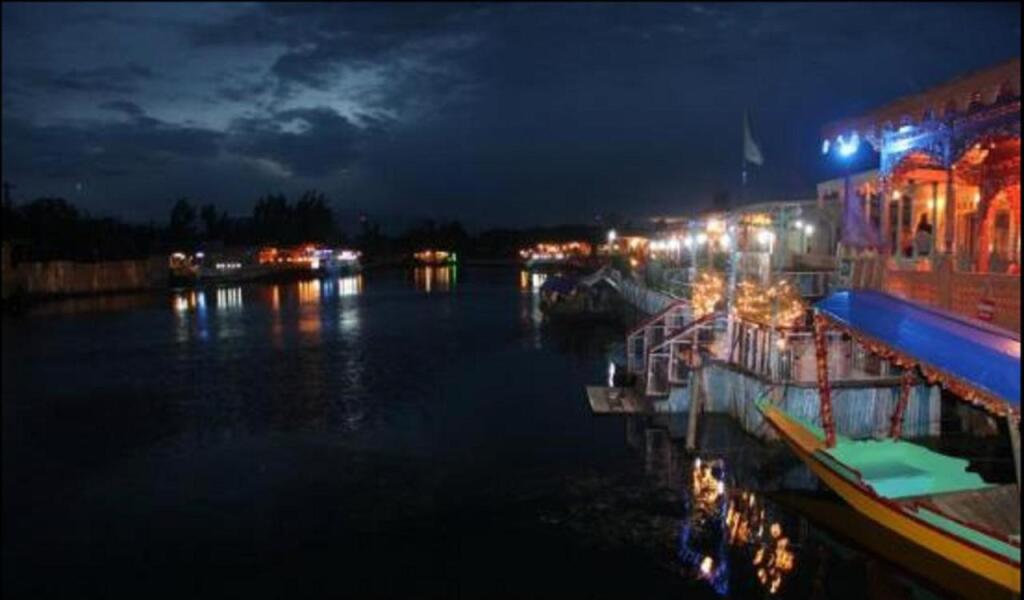 Шринагар: De Laila House Boat by Sterling