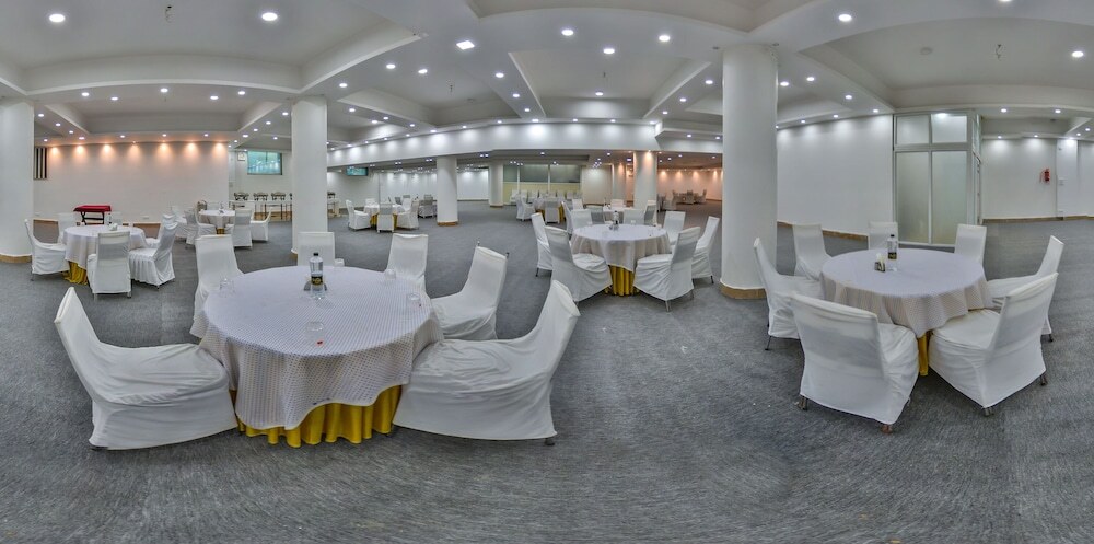 Шринагар: Golden Tulip Kashmir