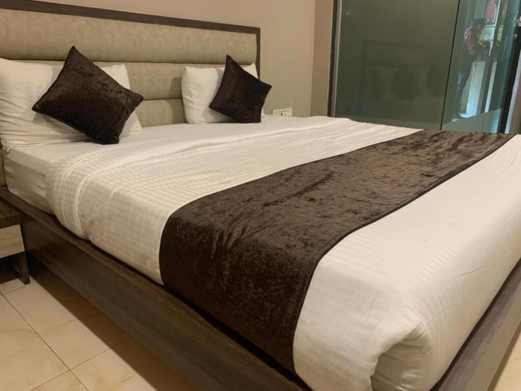 Тхане: Hotel merakee