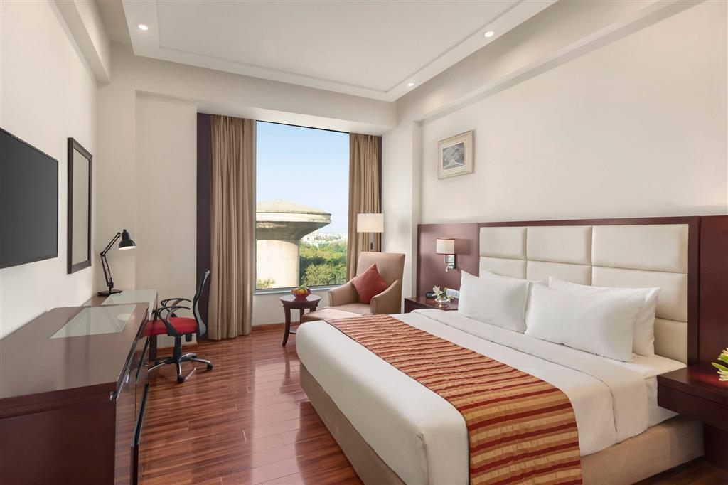Большая Нойда: Ramada by Wyndham New Delhi Pitampura