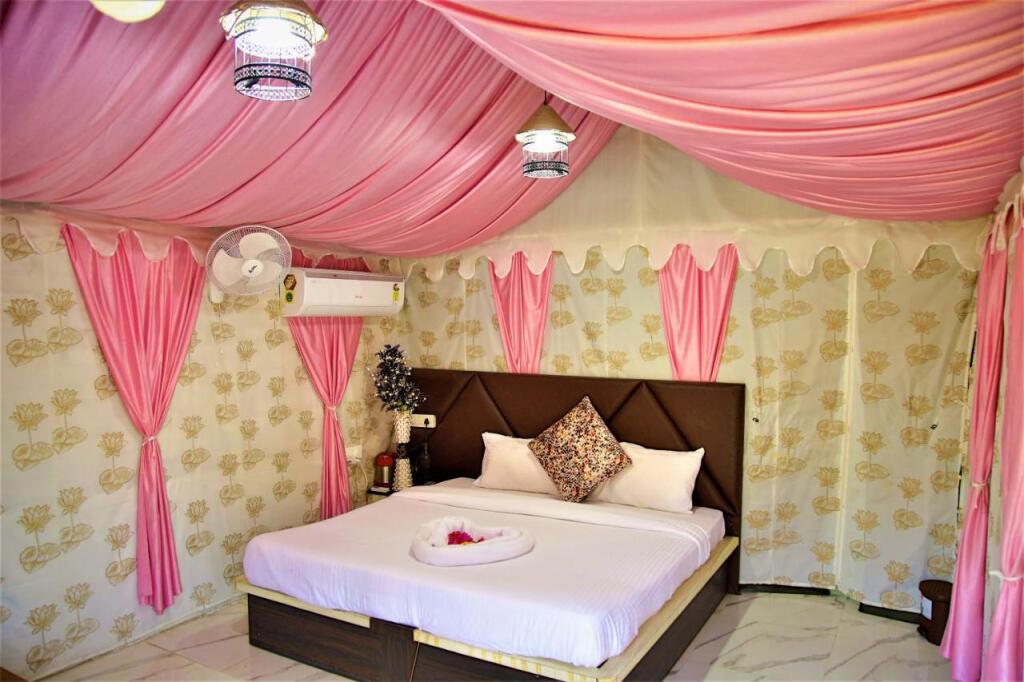 Шивпури: HOA Resorts