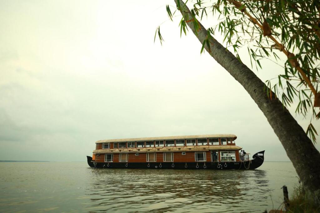 Аллеппи: Casino Houseboats