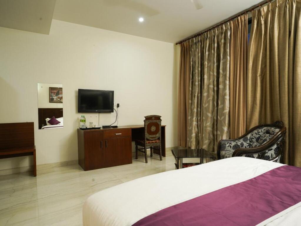 Lime Tree Hotel Sushant Lok Gurgaon — фото 5