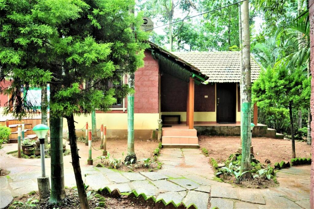 Кушалнагар: GreenLine Cottages