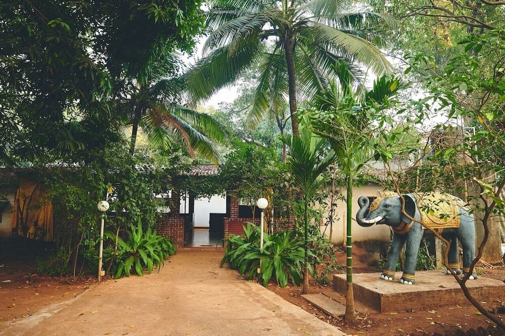 Пляж Мандва: Natures Nest Resort
