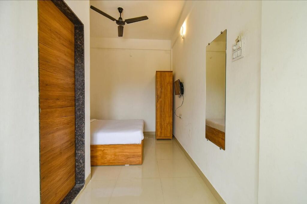 Пимпри-Чинчвад: FabHotel Tiru Residency