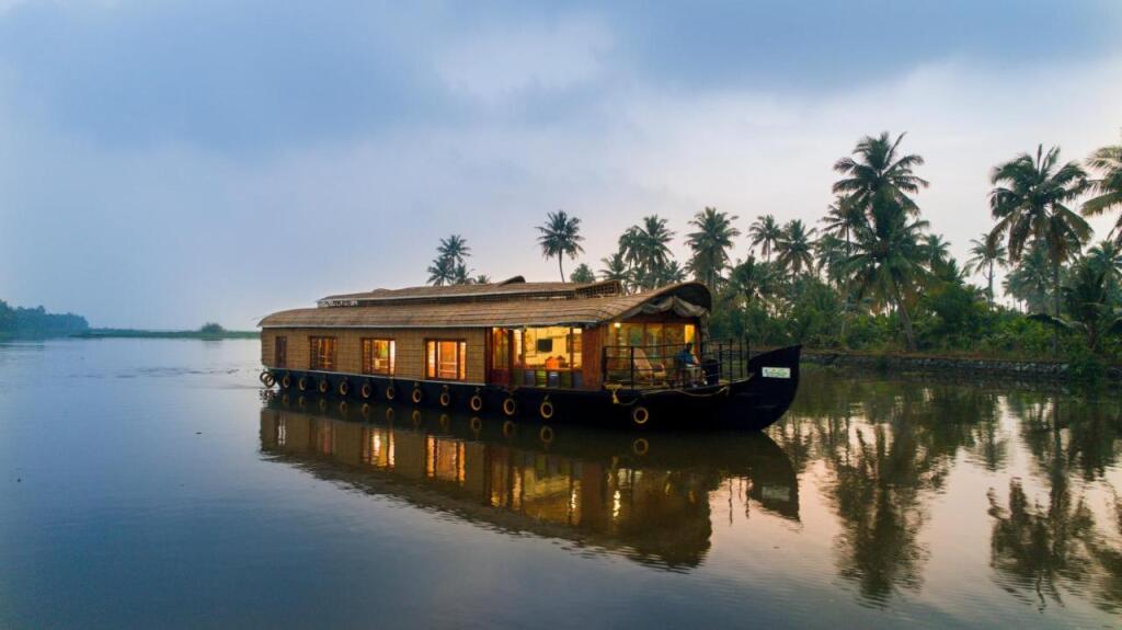 Кумараком: Niche Stays Luxury Houseboats