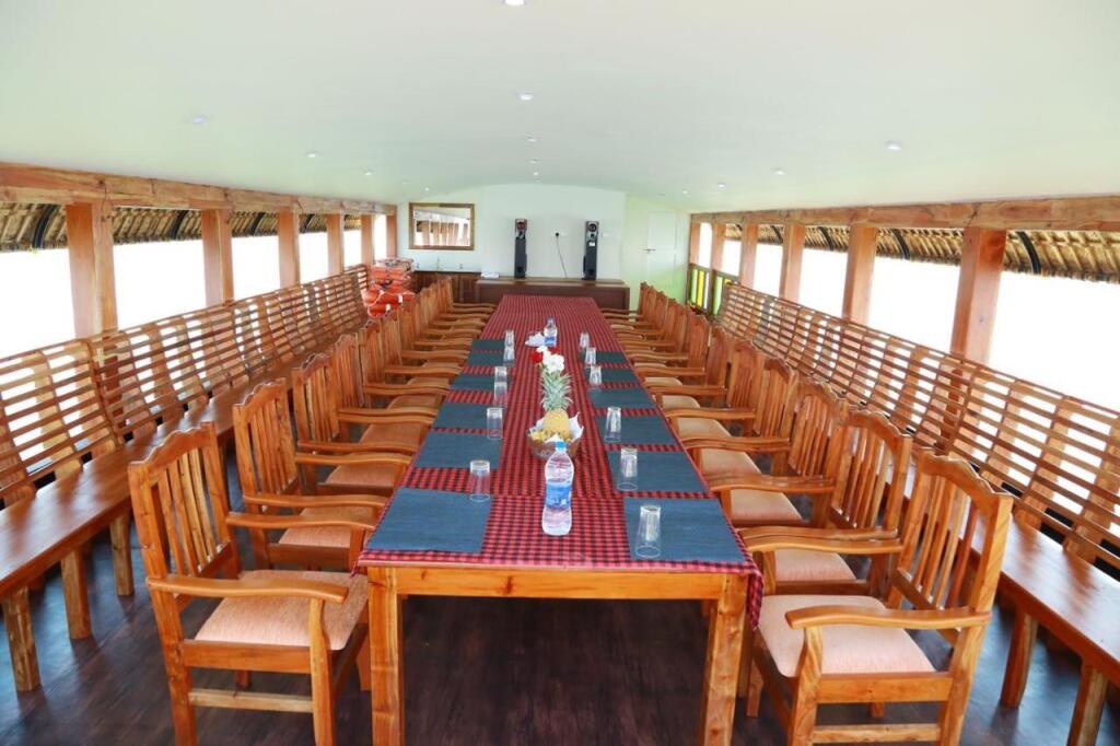 Кумараком: Niche Stays Luxury Houseboats