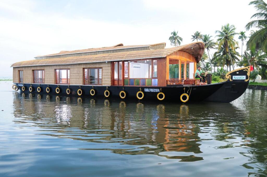 Кумараком: Niche Stays Luxury Houseboats