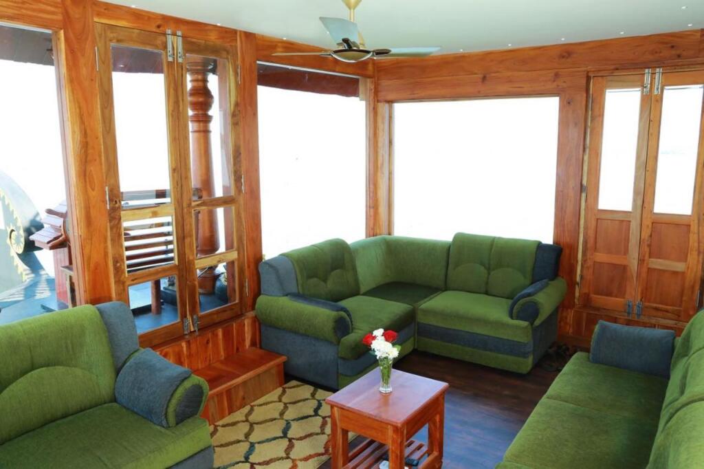 Кумараком: Niche Stays Luxury Houseboats
