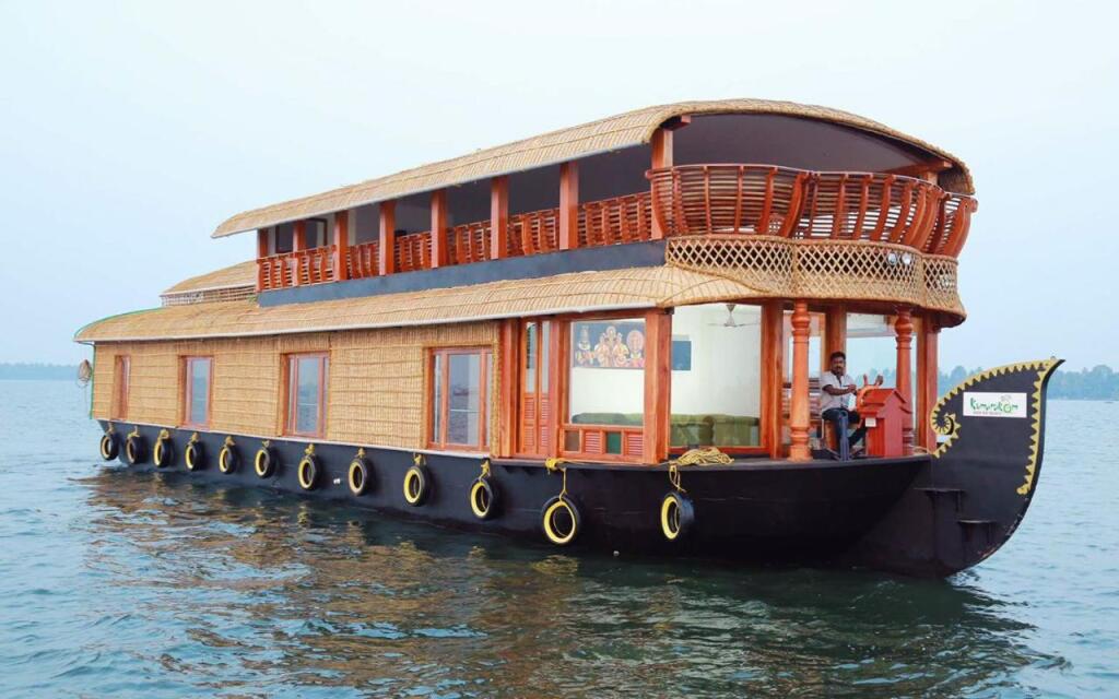 Кумараком: Niche Stays Luxury Houseboats