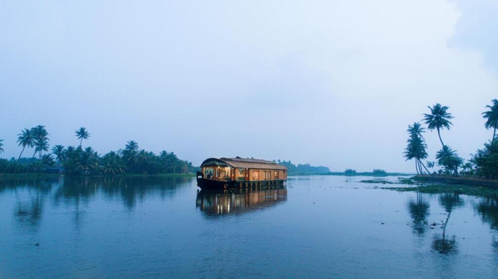 Кумараком: Niche Stays Luxury Houseboats