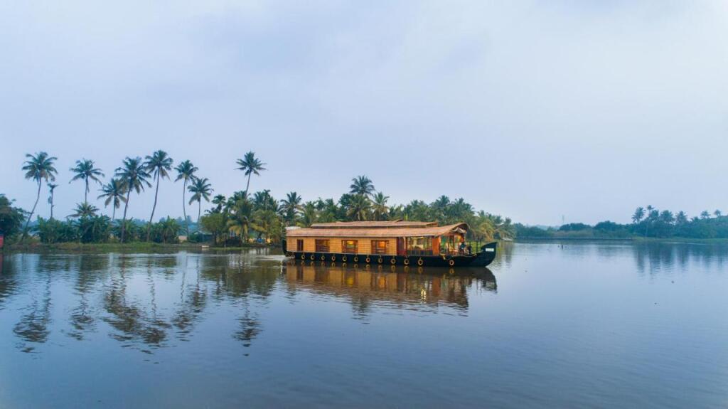 Кумараком: Niche Stays Luxury Houseboats