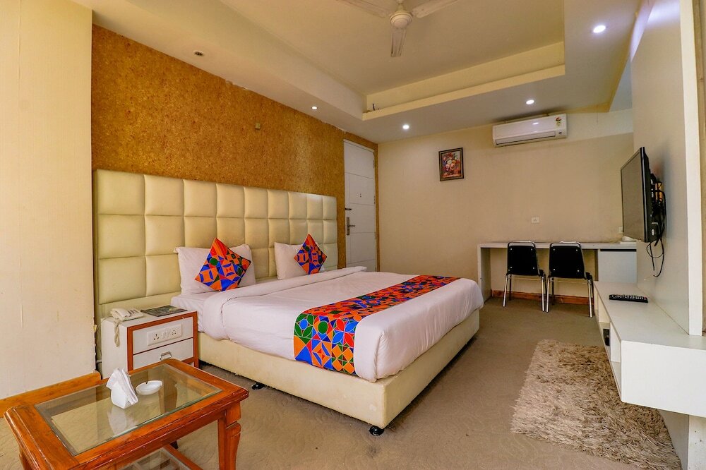 Нойда: Fabhotel Gaba Corporate Suites