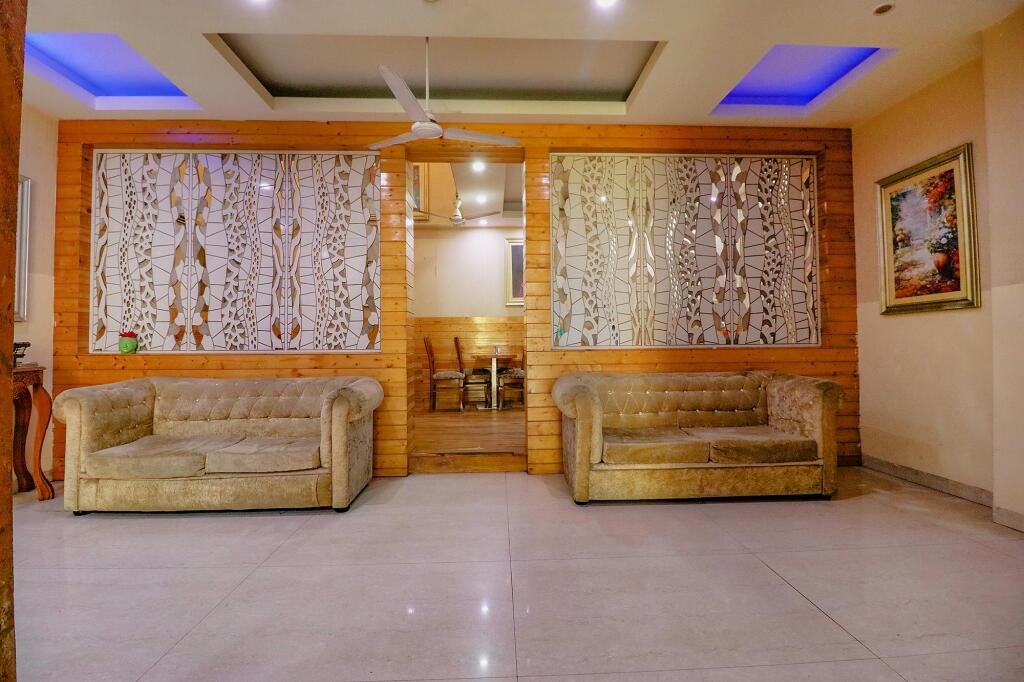 Нойда: Fabhotel Gaba Corporate Suites