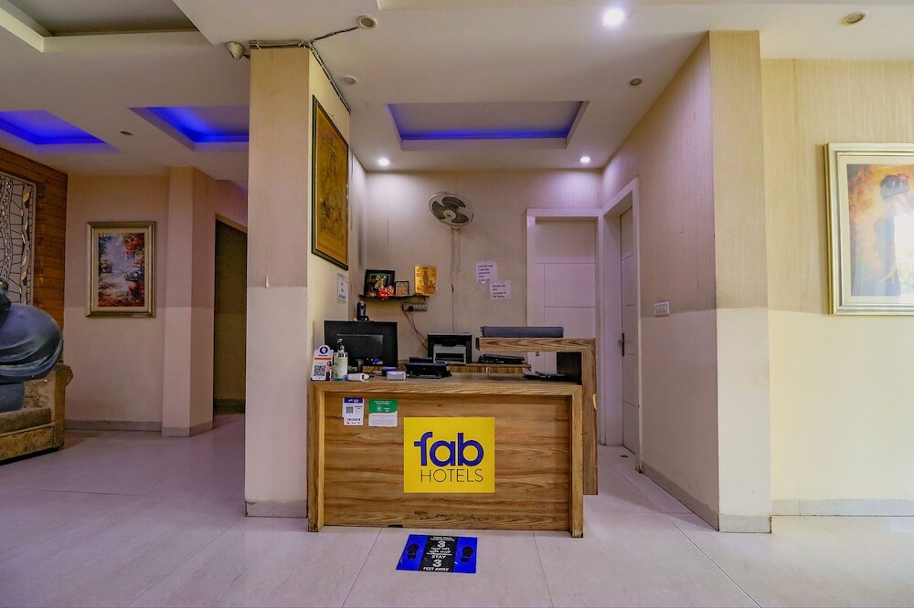 Нойда: Fabhotel Gaba Corporate Suites