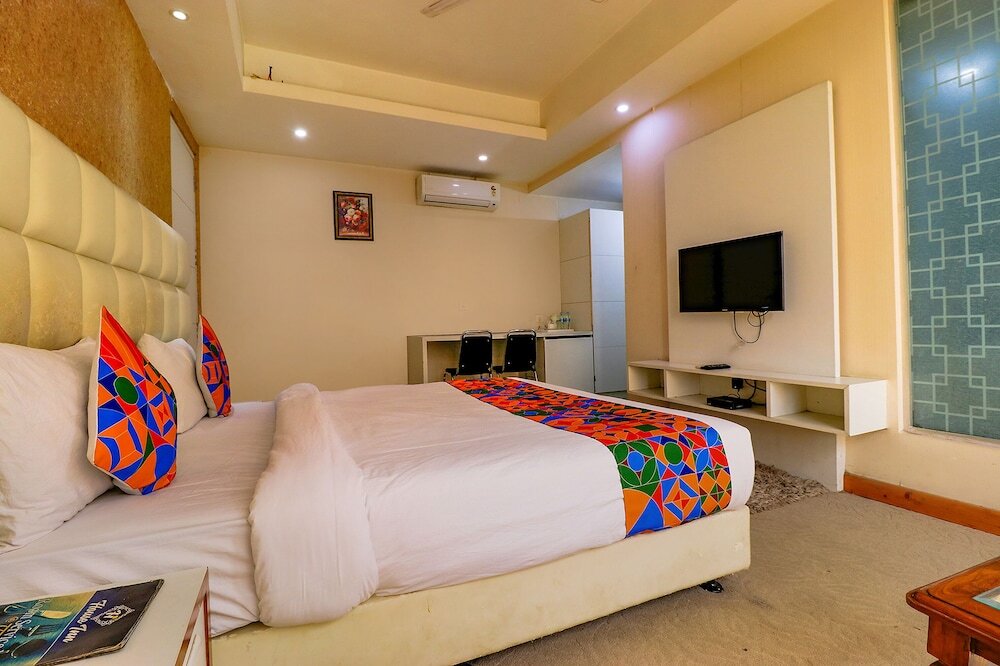 Нойда: Fabhotel Gaba Corporate Suites