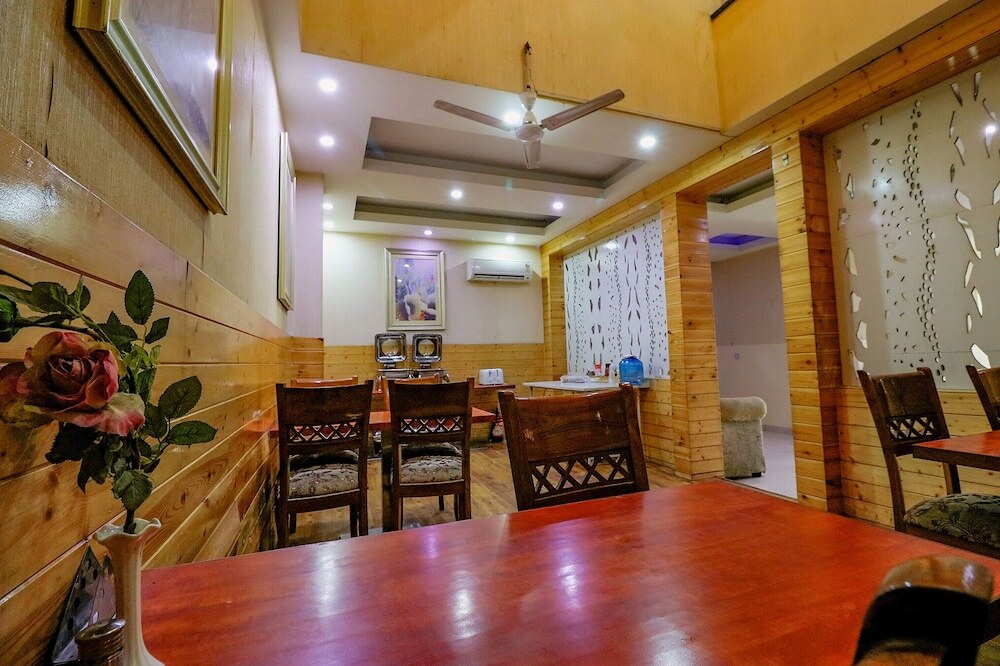 Нойда: Fabhotel Gaba Corporate Suites