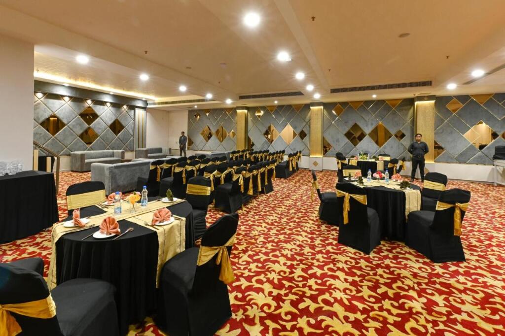 Агра: Avalon Palms Agra