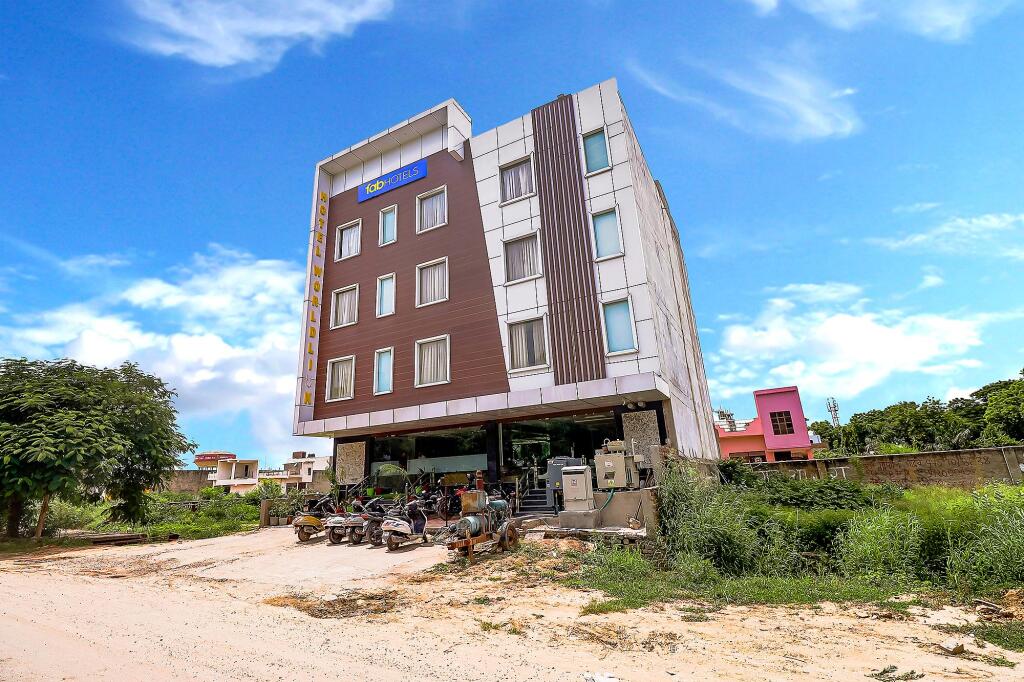 Агра: FabHotel World Link
