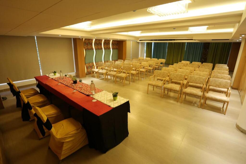 Индаур: Alba Premier, Indore