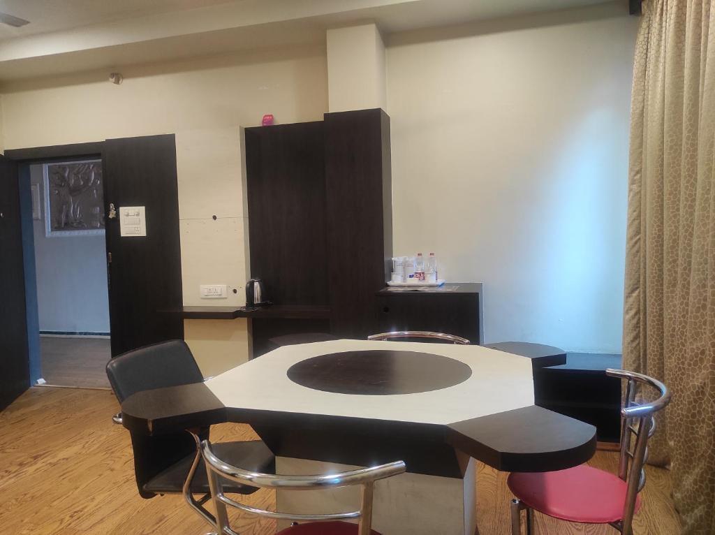 Гувахати: Hotel Rudraksh- Near Guwahati Airport
