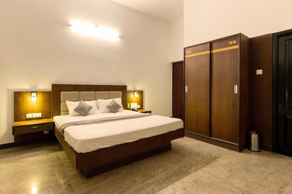 Мангалур: Hotel Paramount Suites & Service Apartments
