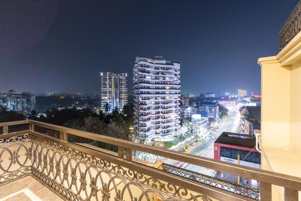 Мангалур: Hotel Paramount Suites & Service Apartments