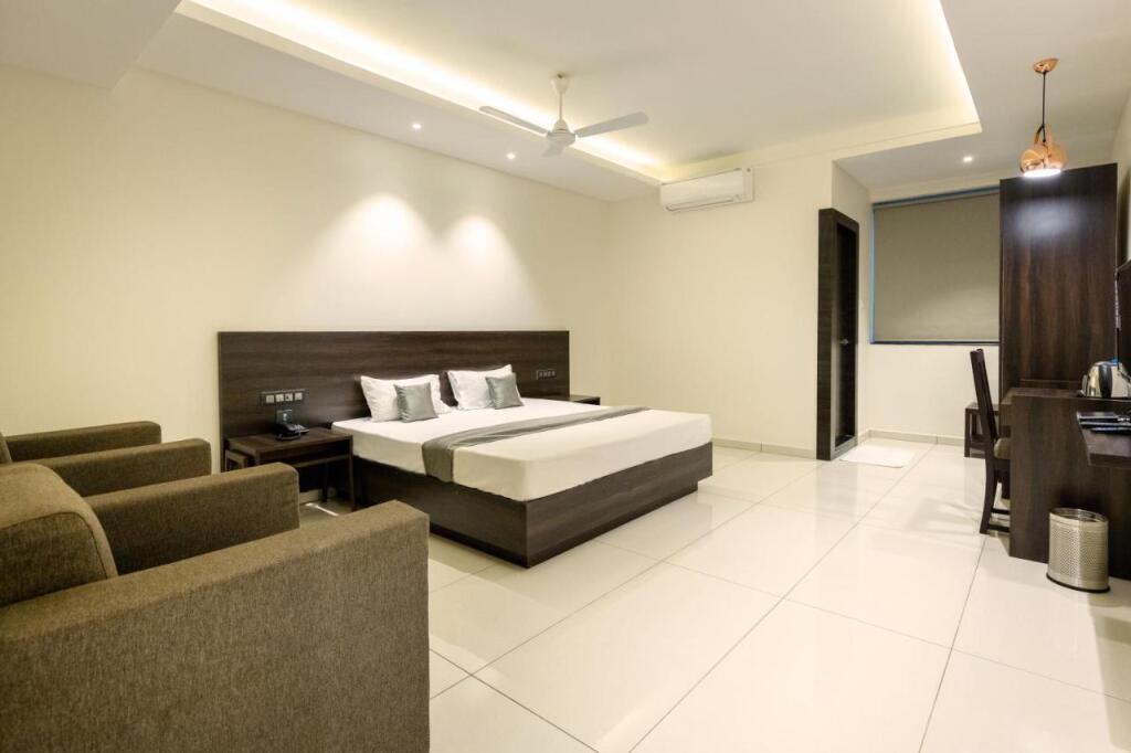 Мангалур: Hotel Paramount Suites & Service Apartments