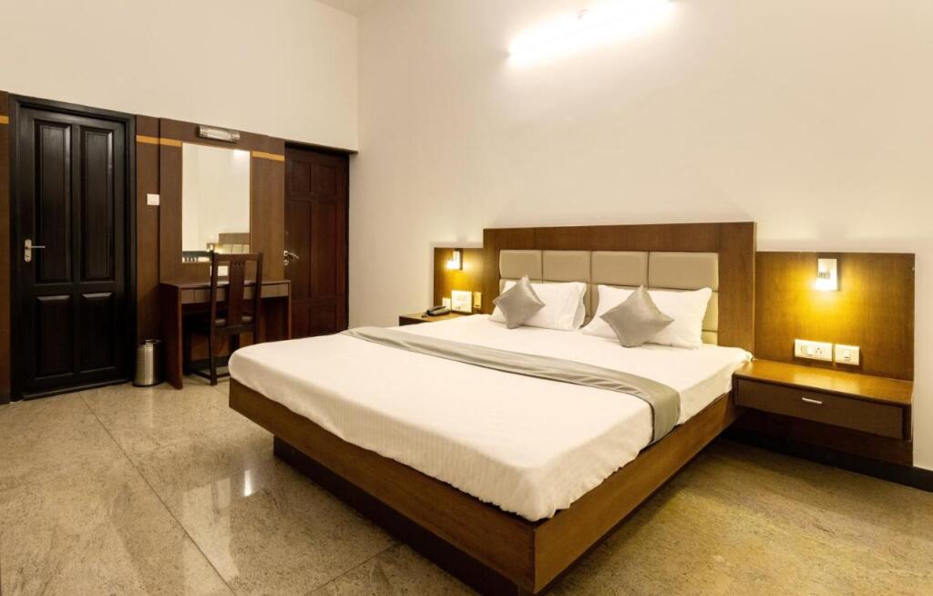 Мангалур: Hotel Paramount Suites & Service Apartments