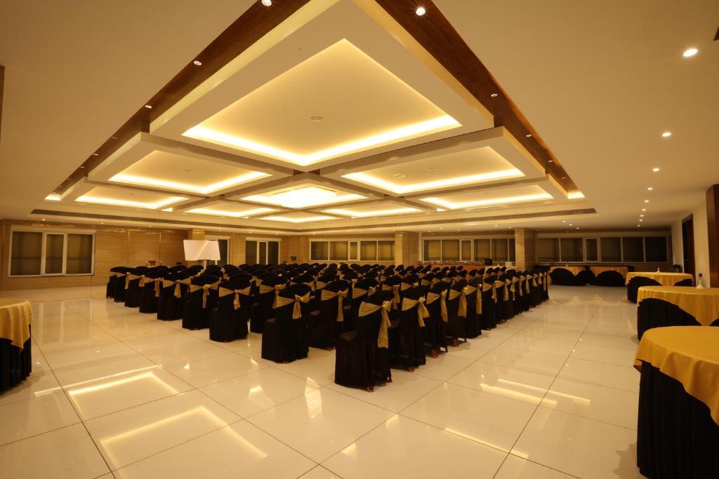 Мангалур: Royal Plaza Suites