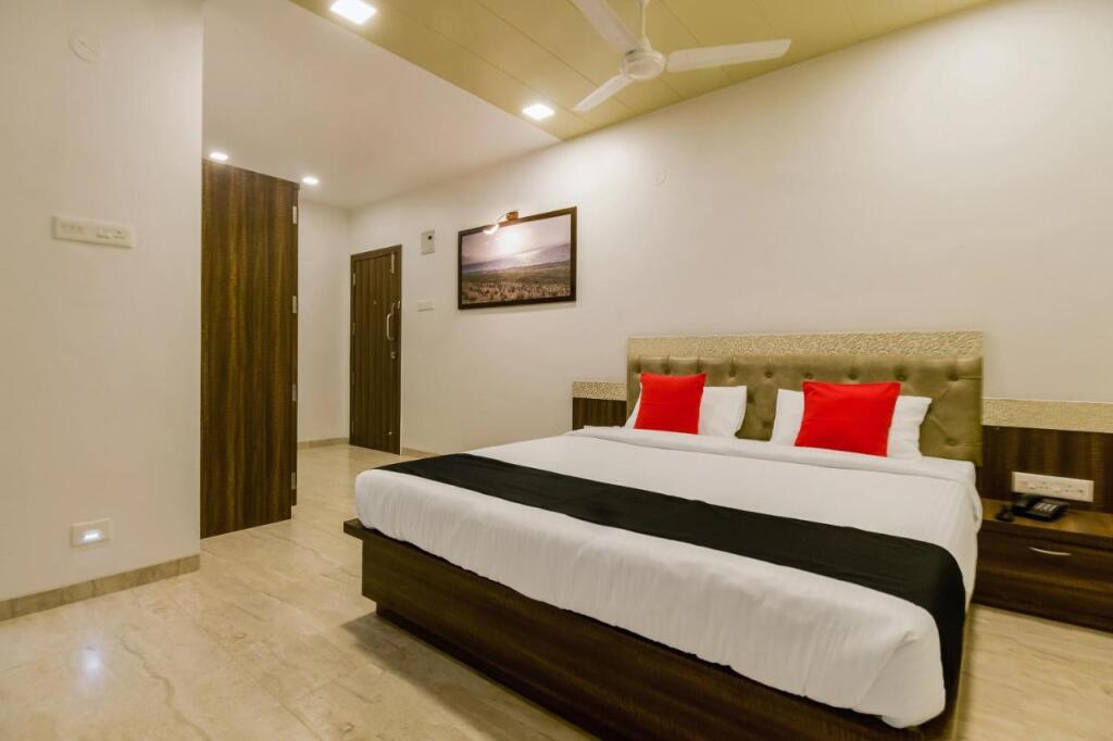 Вакад: Hotel Om Inn - Talegaon Dabhade