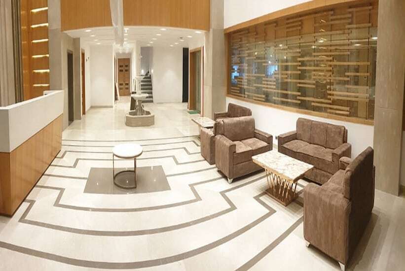 Ревари: Hotel Shemron