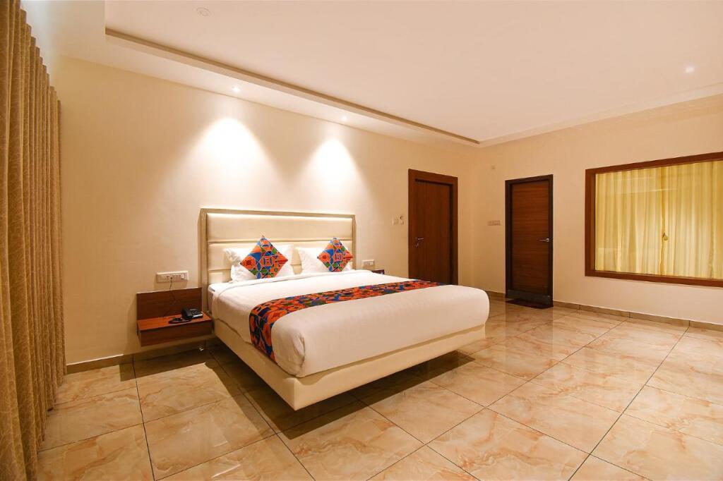 Бангалор: FabHotel High Rise