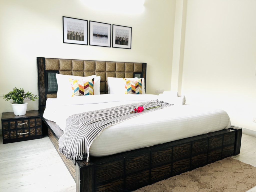 Гуруграм: Bluo Classic - 2 Bhk Dlf Golf Course - Balcony, Lift